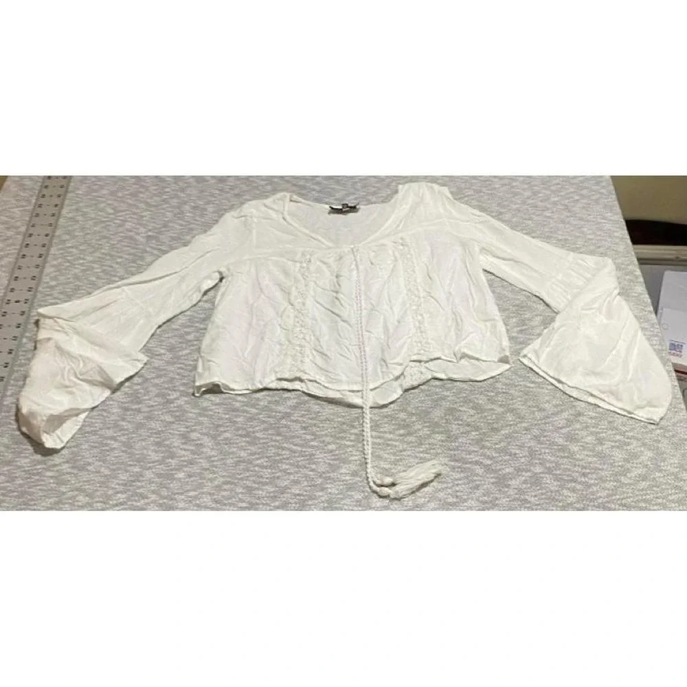 Kendall + Kylie white crop bell sleeves blouse/tie front detail  M. SKU-B727